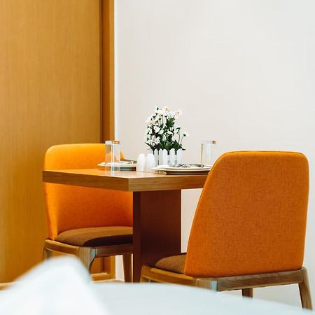 He Hotel Apartments Дубай Екстер'єр фото A table and chairs