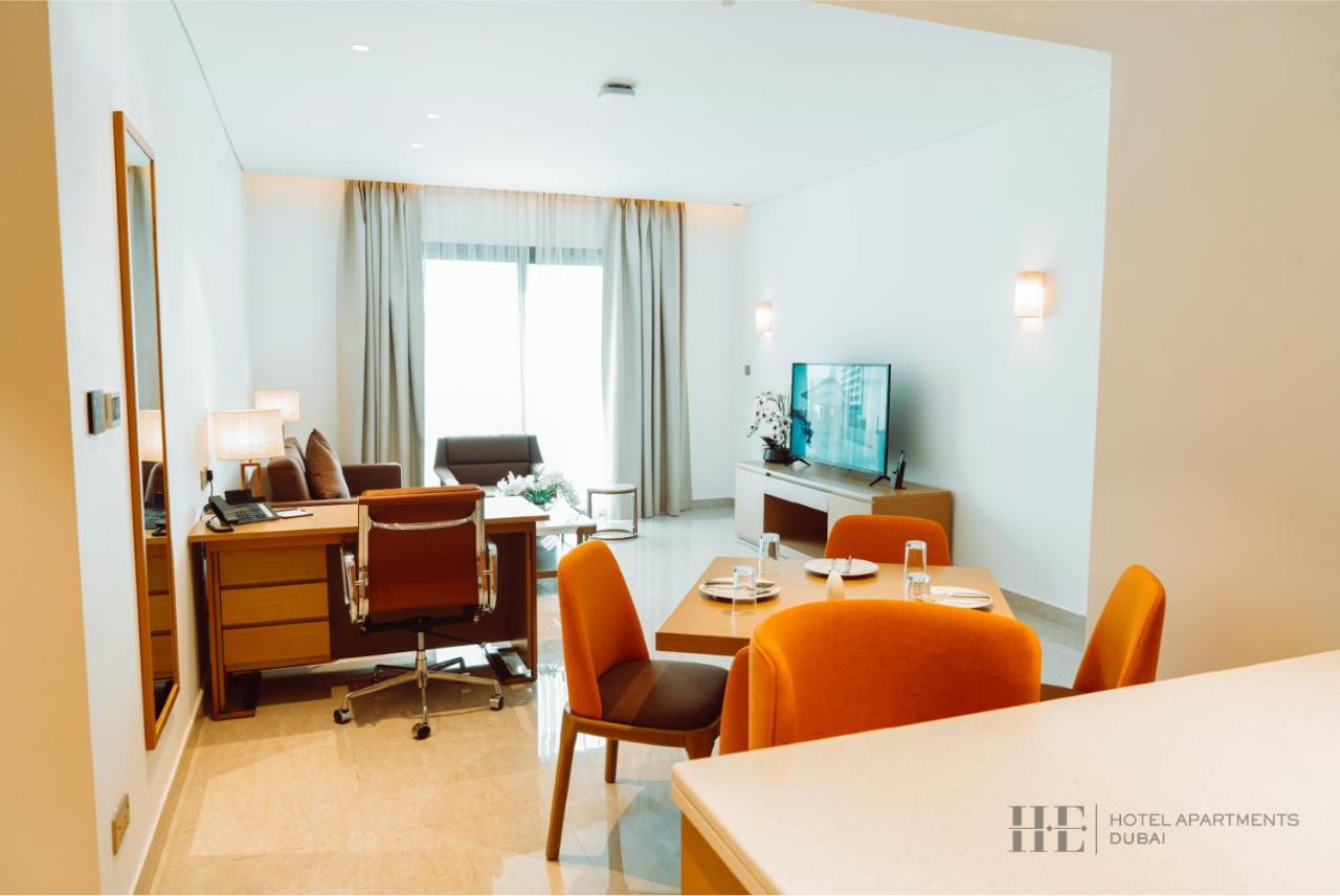 He Hotel Apartments Дубай Номер фото A living room at the hotel
