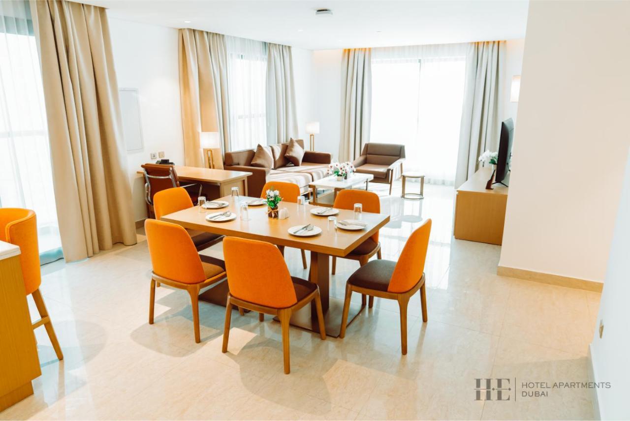 He Hotel Apartments Дубай Номер фото A living room at the hotel
