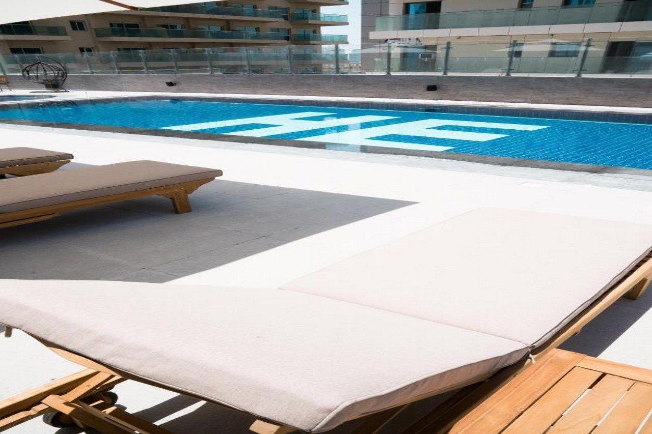 He Hotel Apartments Дубай Екстер'єр фото A pool cover