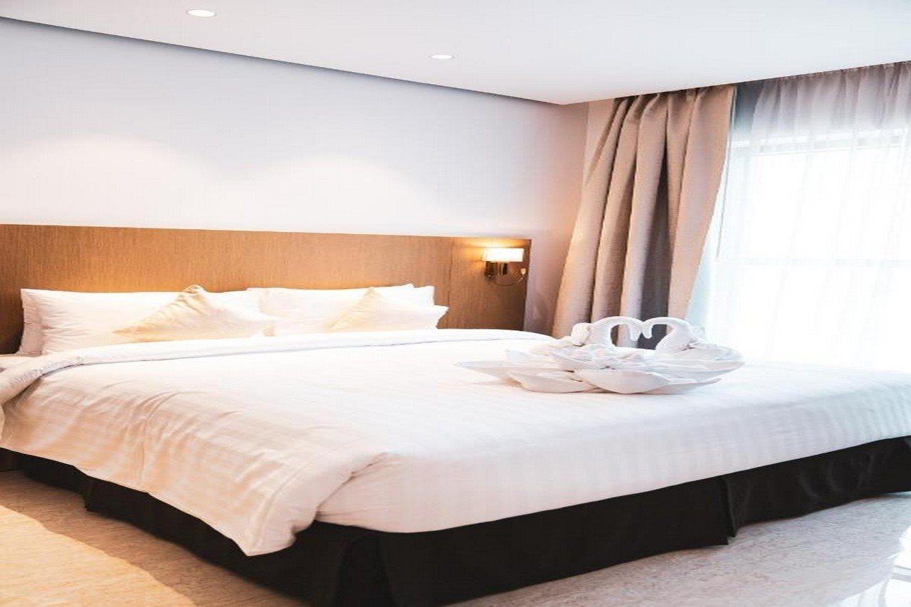 He Hotel Apartments Дубай Екстер'єр фото A bed