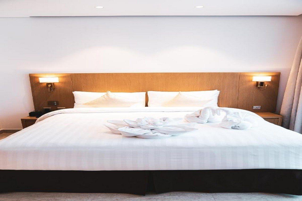 He Hotel Apartments Дубай Екстер'єр фото A bed