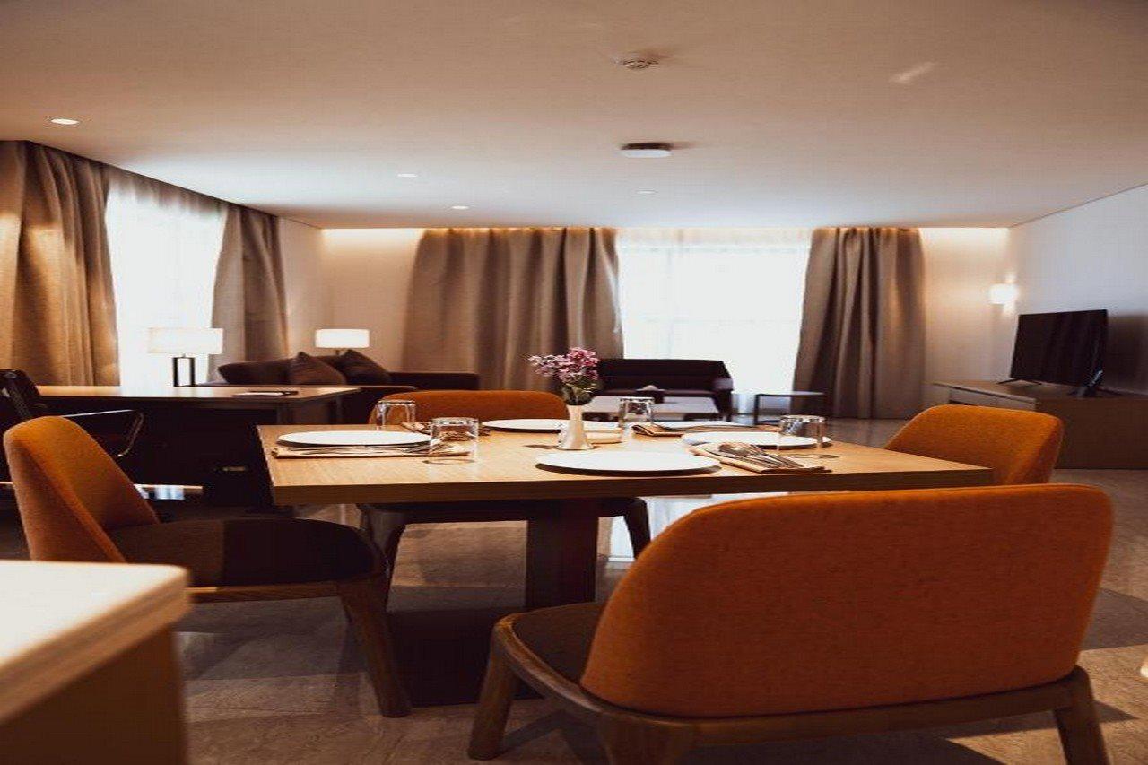 He Hotel Apartments Дубай Екстер'єр фото The interior of a suite at the hotel