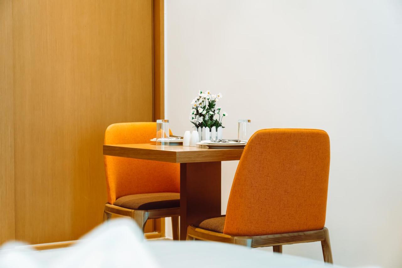 He Hotel Apartments Дубай Екстер'єр фото A table and chairs